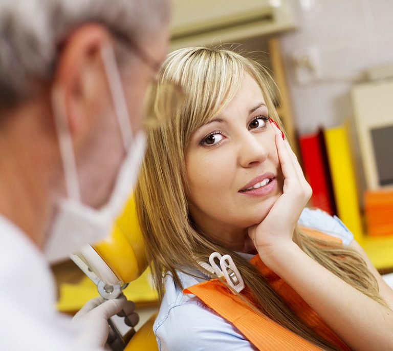 a mid age lady is feeling pain so she visits clinic for root canal treatment